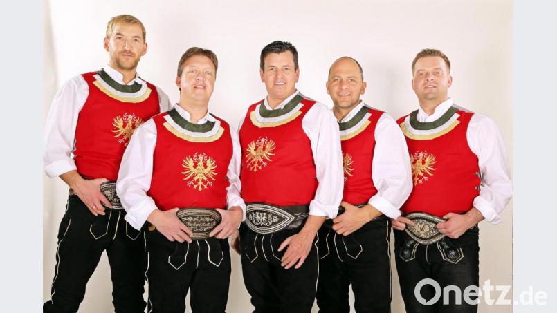 Auf Einladung der Zimmerstutzengesellschaft „Eichenlaub“ Königshütte gastieren Marc Pircher (Mitte) und seine Band „Rebellion aus dem Zillertal“ am Freitag, 13. März, 2020, in der Städtischen Turnhalle Waldsassen. Bild: exb