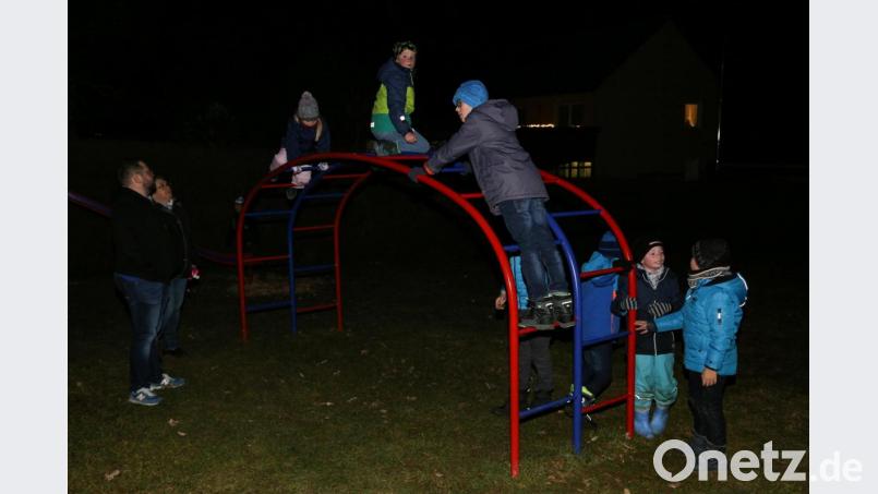 Während die Kinder auf den Nikolaus warteten, nahmen sie die Spielgeräte in Beschlag. Bild: Roland Wellenhoefer