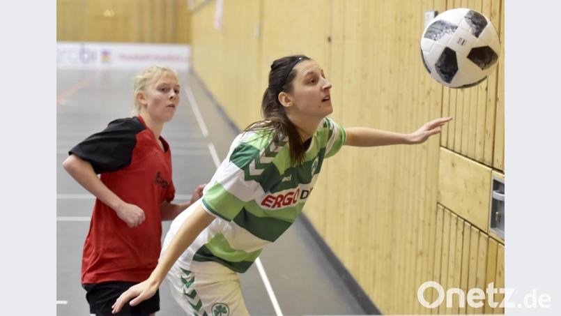 In grün und weiß: Die Damen der SpVgg Greuther Fürth (rechts) sind wie im Vorjahr wieder mit am Ball. Bild: Ziegler