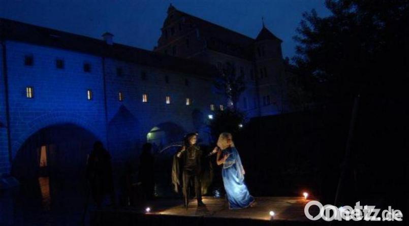 Charon rudert Persephone durch die Stadtbrille. Bild: Unger