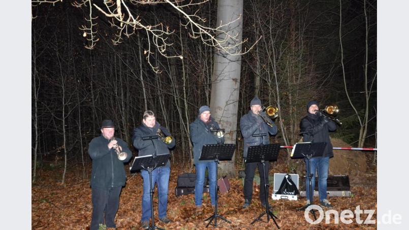 Das Bläserquintett aus Moosbach unter der Leitung von Franz Sturm stimmt in die Feier zum ersten Adventsfenster im Wald ein. Bild: gi