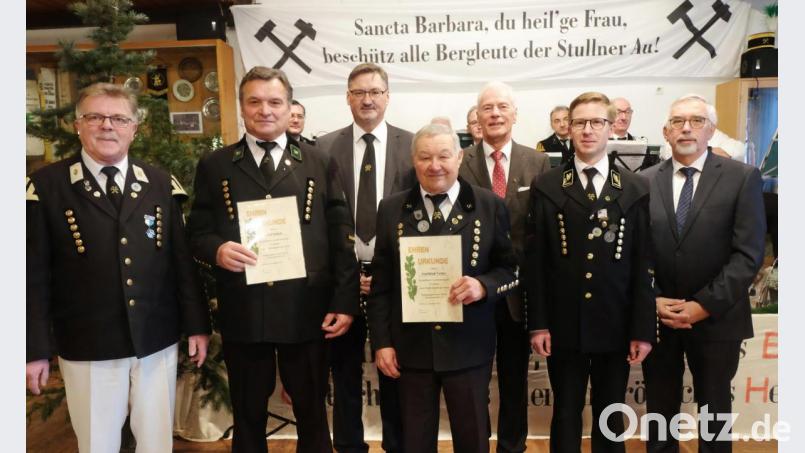 Der Vorsitzende des Knappenvereins Jürgen Ferschl (Zweiter von rechts) zeichnete Josef Schatz (Zweiter von links) und Gottfried Vetter (Mitte) für 25-jährige Zugehörigkeit mit der Nadel in Silber und der Ehrenurkunde aus. Als Ehrengäste gratulierten Siegfried Bauer (links), Bürgermeister Hans Prechtl (Stulln, Dritter von links), stellvertretender Landrat Arnold Kimmerl (Dritter von rechts) und Bürgermeister Manfred Rodde (Schwarzenfeld, rechts). Bild: ohr
