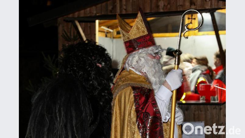 Der echte Nikolaus und nicht der Weihnachtsmann besuchte die Kinder in Erbendorf Bild: Roland Wellenhoefer