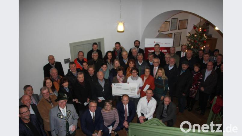 46 Tirschenreuther Vereine und Institutionen unterstützt die Sparkasse Oberpfalz Nord mit insgesamt 12 000 Euro. Unser Bild zeigt die Vereinsvertreter nach der Spendenübergabe im Tirschenreuther Rathaus mit den Vertretern der Sparkasse und Bürgermeister Franz Stahl. Bild: kro