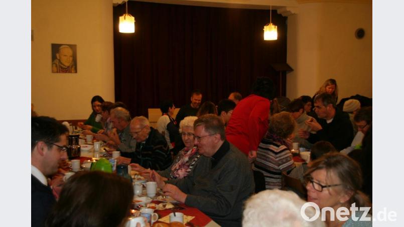 Im Jugendheim wartete ein leckeres Frühstück auf die Gläubigen. Bild: fpoz