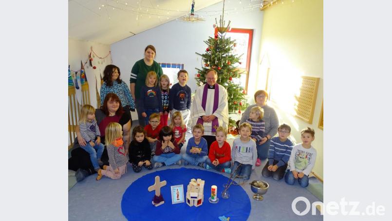 Die Kindergartenkinder feierten mit Pfarrer Heribert Stretz, den Erzieherinnen (links) und Leiterin Kerstin Dilling (knieend rechts) eine Andacht. Bild: hl
