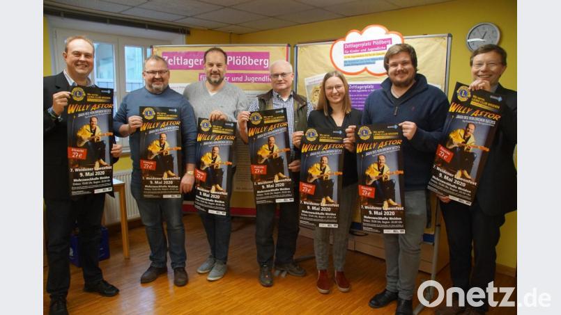 Die Lions und Kirchenvertreter werben für das &quot;Löwenfest&quot;: Dekanatsjugendreferent Thomas Vitzthum (von links), Anton Forster, German Schieder und Wolfgang Würschinger vom Lions-Club Weiden, Franziska Lang und Johannes Sekler von der Dekanatsjugendkammer sowie Dekan Wenrich Slenczka freuen sich auf Willy Astor. Bild: exb/Lions Club Weiden