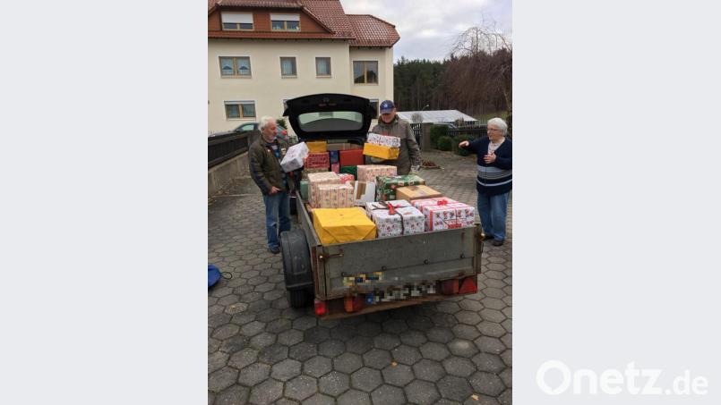 Hans Karl (links) und Marianne Stabla (rechts) beladen einen Anhänger mit Geschenken für Kinder in Bosnien. Auch Herold Piller (Mitte) von der KAB Burkhardsreuth hilft mit. Bild: bjp