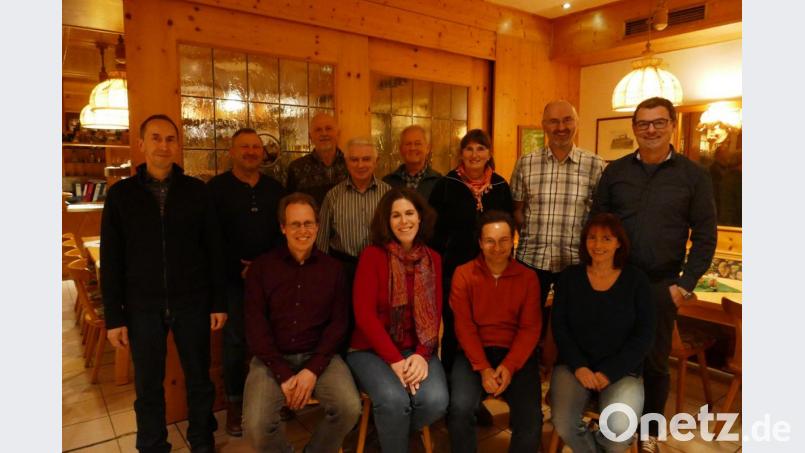 Die anwesenden nominierten Kandidaten der ÖDP sind (vordere Reihe von links) Markus Remold, Magdalena Becher, Robert Lechner und Angela Frank sowie (hintere Reihe von links) Gerald Schmid, Klaus Würner, Peter Wittmann, Hans Schmidkonz, Hermann Philipp, Ulrike Remold, Wolfgang Kunz und Erhard Siller. Bild: Erhard Siller/exb