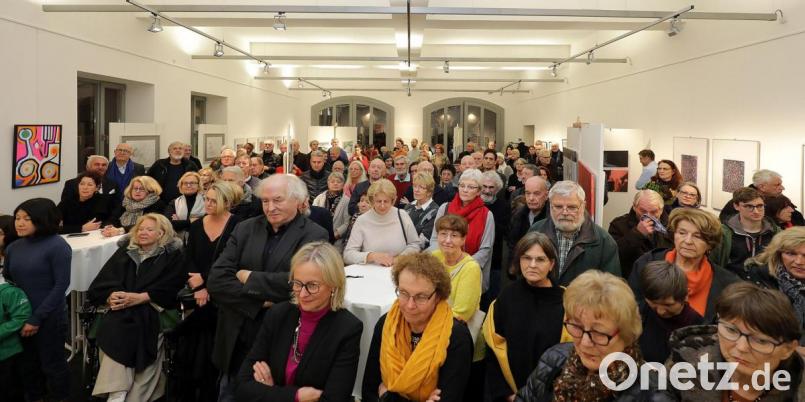 Großer Andrang und großes Interesse herrschte bei der Ausstellungseröffnung zur Jahrespräsentation der Gruppe Amberger Künstler. Bild: Wolfgang Steinbacher