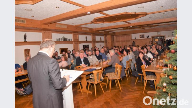 Bürgermeister Karlheinz Budnik überrascht in der Bürgerversammlung mit einer Neuigkeit über das geplante Bayerische Zentrum für besondere Einsatzlagen. Bild: fz