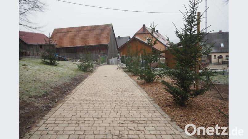 Auch ein breiter, gepflasterter Gehweg verbindet nun die Hofmarkstraße mit dem Schloßberg. Bild: bl
