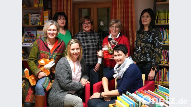 Vorne von links: Sängerinnen von Triangel mit Doris Völkl, Steffi Daubenmerkl und Andrea Götz mit Büchereiteam Bild: fvo