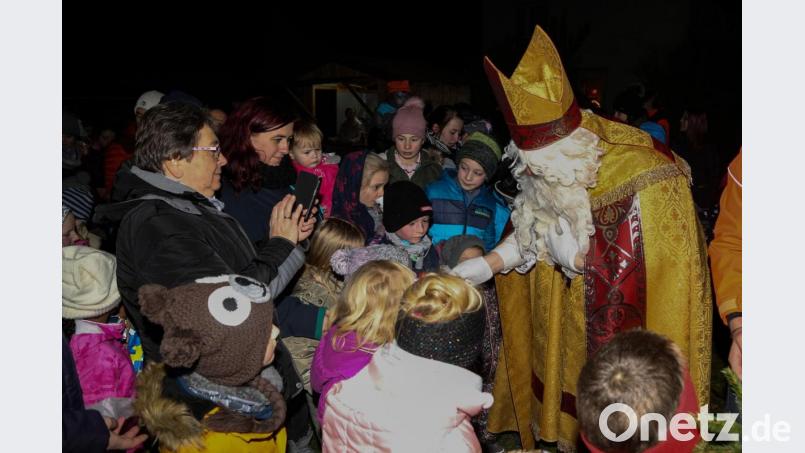 Der Heilige Nikolaus hatte für jedes Kind eine kleine Gabe dabei. Bild: Roland Wellenhoefer