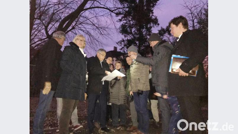 Stadtbau-Geschäftsführer Günther Kamm (mit Plan) erläuterte Bürgermeister Jens Meyer, der SPD-Fraktion und Gästen die Neugestaltung des innerstädtischen Grünzugs im Bereich des früheren Lohmer-Anwesens und des Stadtbau-Neubaus. Auch mit dabei Baudezernent Oliver Seidel (rechts). Bild: exb/Holl