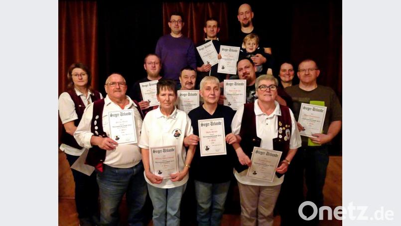 Die Vereinsmeister der Schnupfer sind Bettina Ochs (links), Horst Straka (Zweiter von links) sowie Martin Reindl (hinten, rechts). Bild: R. Kreuzer