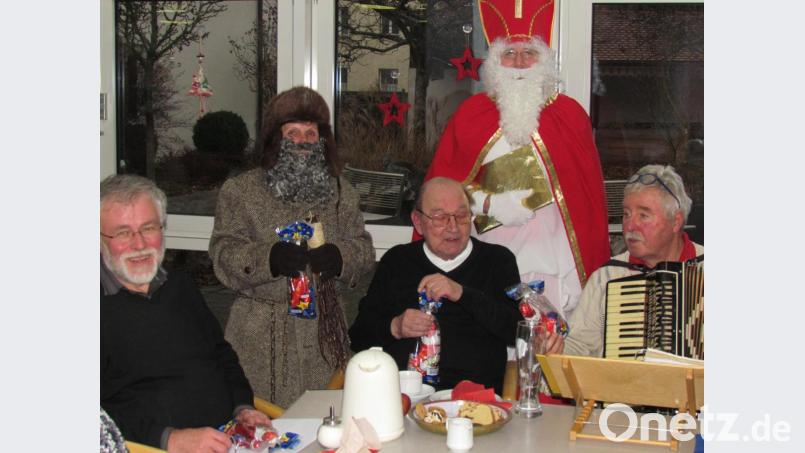 Den Nikolaus mit seinem Knecht Rupprecht im Kreis von Stadtpfarrer Edmund Prechtl, Heribert Schmitt und Chorleiter Günther Hösl. Bild: is