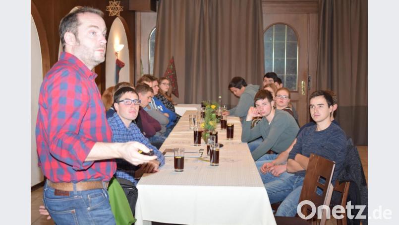 Herbert Wendl vom AELF Schwandorf zeigte Wege der staatlichen Förderung von Milcherzeugerbetrieben auf. Dabei fand er aufmerksame Zuhörer. Bild: bnr