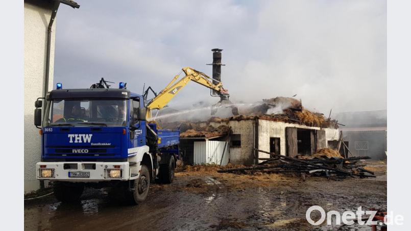 Mit schwerem Gerät half das Technische Hilfswerk bei der Bekämpfung des Feuers und den Räumarbeiten auf dem betroffenen Gelände. Bild: Duschner