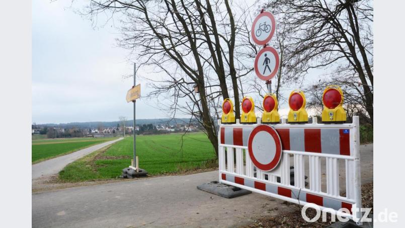 Der Fuß- und Radweg entlang des Flutkanals (Schirmitzer Seite) ist ab zwischen Moosbürger Straße in Richtung DJK gesperrt. Aus Richtung DJK kommend müssen Passanten einen Umweg über einen Feldweg in Richtung Schirmitz in Kauf nehmen. Bild: Gabi Schönberger