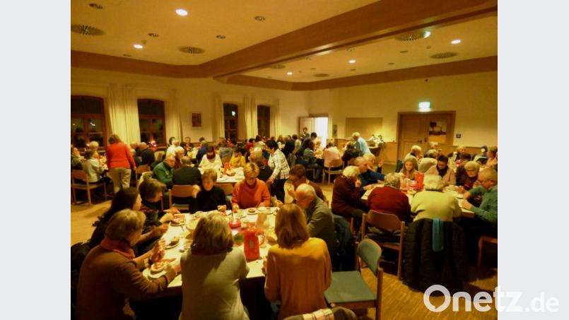 Mittlerweile schon eine feste Einrichtung im Advent: Erst die Roratemesse, danach das gemeinsame Frühstück im Pfarrsaal. Scheinbar bereitete den etwa 130 Gläubigen das frühe Aufstehen kein Problem. Und sie folgten gerne der Einladung des Pfarrers. Bild: mng