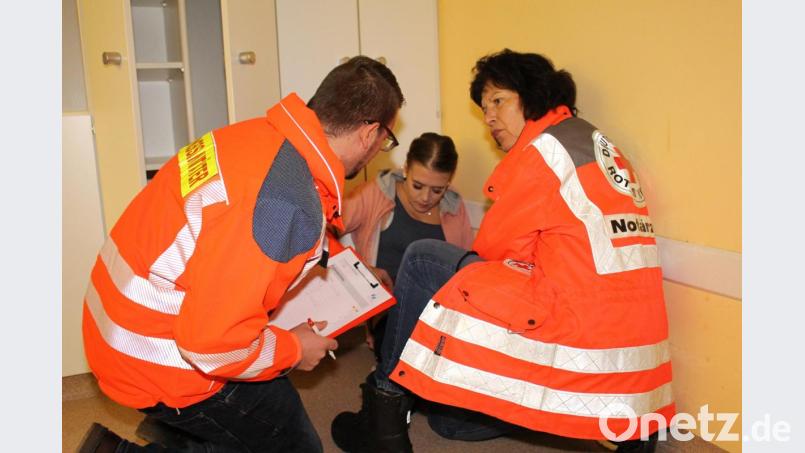 Ärztliche Leiterin Rettungsdienst Dr. Gudrun Graf (rechts) hat die Sichtungsübung selbstverständlich auch selbst absolviert. Hier mit Rettungssanitäter Dominic Schreyer (links) bei einer Verletzten mit einer Schnittwunde im Bauchraum. Bild: Sven Lehner, BRK/exb