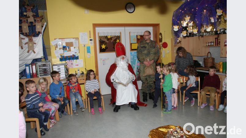 Der Nikolaus nahm im Stuhlkreis Platz und las den Kindern aus seinem goldenen Buch vor. Bild: frd