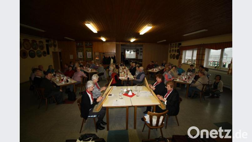 Wie stets gut besucht war der Preißacher &quot;Landvolk-Advent&quot;, den das Oberbibracher Veeh-Harfen-Ensemble musikalisch begleitete. Bild: bjp