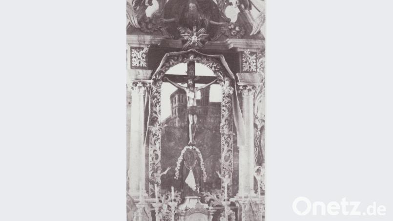 Der Hochaltar in Pleystein stand ursprünglich in der Nikolauskirche Nabburg. Das uralte Foto ist das einzige Zeitdokument, zeigt aber nur entfernt die einstige Pracht. Bild: exb/Katholische Kirchenstiftung Pleystein