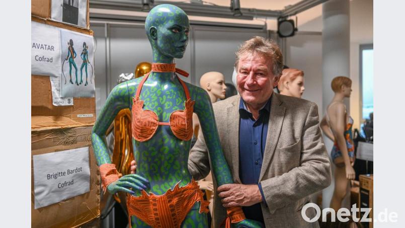 Alexander Ruscheinsky, Regensburger Unternehmer, steht neben einer Avatar-Puppe mit einem Bikini. Foto: Armin Weigel/dpa Bild: Armin Weigel