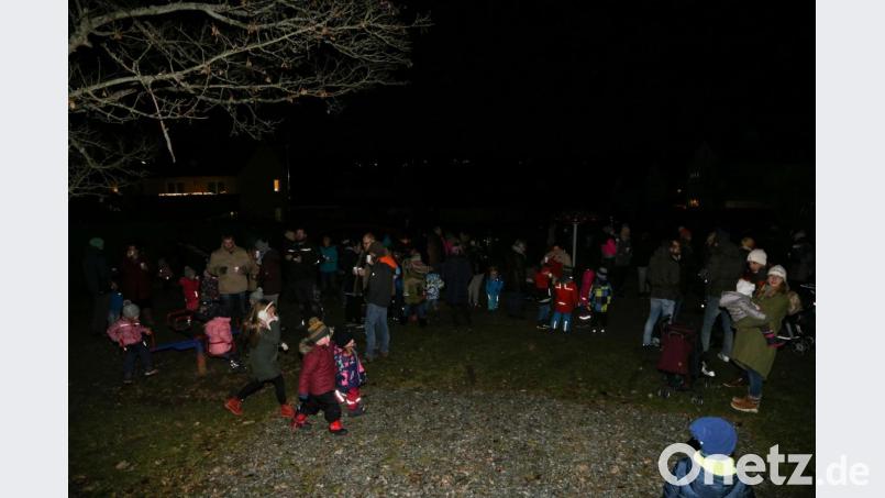 Nikolaus am Kinderspielplatz Bild: Roland Wellenhoefer