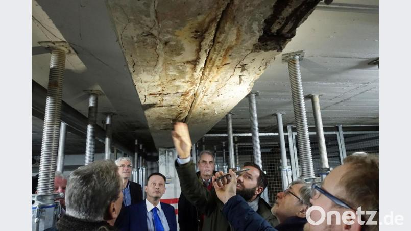 Der Lack ist ab. Mehr als das: An den Trägern der Tiefgarage des Neuen Rathauses nagt der Rost. Die Schäden sind inzwischen so groß, dass der Bauausschuss die Planung eines Neubaus ins Auge fasst. Bild: Wieder