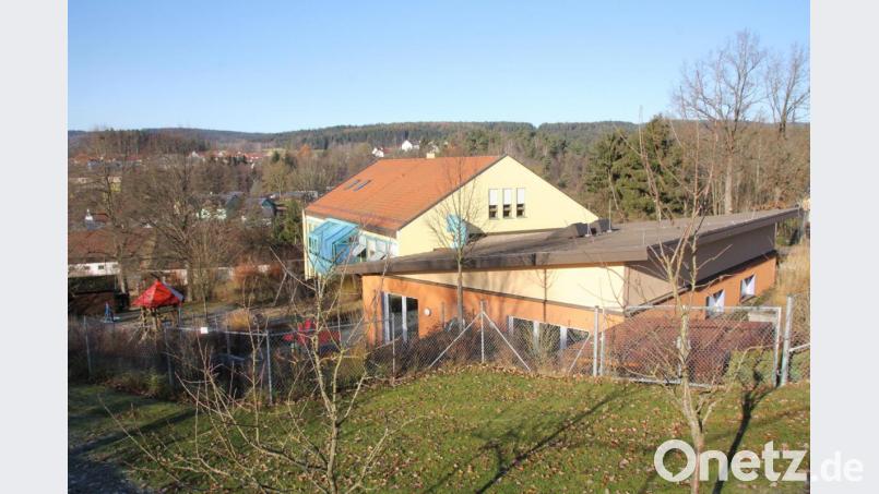Im Rahmen des Vollzugs des Bayerischen Kinderbildungs- und -betreuungsgesetzes (BayKiBiG) hatte die Gemeinde eine örtliche Bedarfsplanung abzugeben. Mit dem schönen Kindergarten und dem Erlebnisspielplatz (Links) , in dem sich derzeit 78 Kinder im Kindergar-ten und in der Kinderkrippe wohlfühlen, ist die Gemeinde Teunz auch für die Zukunft gut aufgestellt. Bild: frd Bild: frd