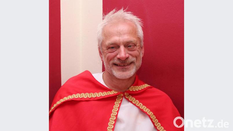 Auch ohne Perücke und falschen Bart macht Heiner Hagn als Nikolaus schon eine gute Figur. Bild: m