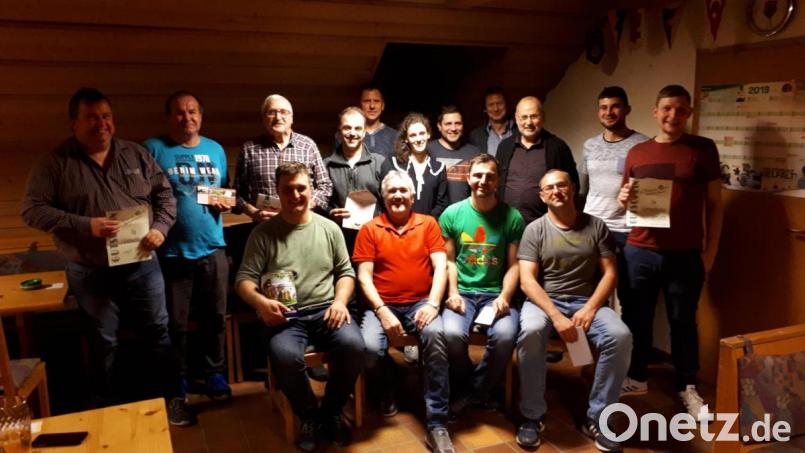 Den Preisschafkopf des SV Wurz gewinnt Christian Pausch (vorne, Zweiter von rechts). Matthias Hanke (vorne, rechts) wird Zweiter und Andreas Troppmann (nicht auf dem Bild) Dritter. Den Trostpreis erhält Matthias Schopper (sitzend, Vierter von rechts). Bild: tok