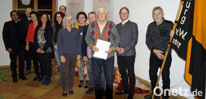 Kolping-Präses Benny Joseph Kochumundammalayil sowie die Leitungsmitglieder Simon Rosner, Gaby Reiml (von links) und Stadtpfarrer Stefan Wagner (Zweiter von rechts) ehrten die langjährigen Kolping-Mitglieder Bild: agr