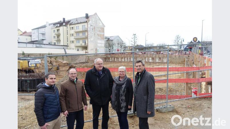 In Hintergrund entsteht der 15,5 Millionen teuere Neubau der AOK Weiden. Wieder mal an der Baustelle an der Ecke Weigel-/Bahnhofstraße (von links): Projektbetreuer Andreas Ilg und Stefan Müller (Bereichsleiter Privatkunden), Beiratvorsitzender und Bezirkstagsvizepräsident Lothar Höher, stellvertretende Beiratsvorsitzende Gaby Hübner sowie AOK-Direktor Jürgen Spickenreuther. Bild: Josef WIeder