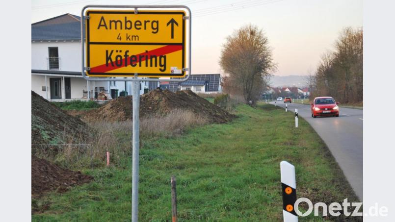 Hier wird nach Ansicht einiger Köferinger zu schnell gefahren. Deshalb soll das Ortsschild ein Stück verschoben werden, um die Verkehrsteilnehmer zu bremsen. Bild: gsp