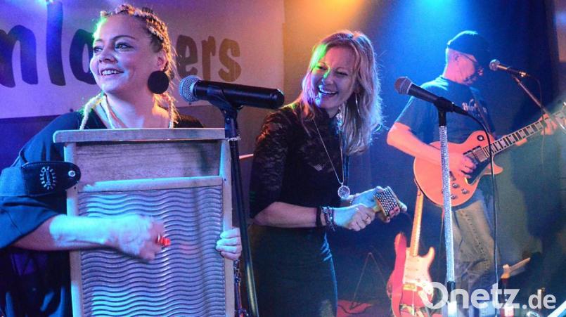 Zum Wäscheschrubben blieb am Freitag keine Zeit. Alexandra Adam, Ramona Zimmermann und Bruno Hammer (von links) spielten im Turbo-Takt. Bild: Kunz