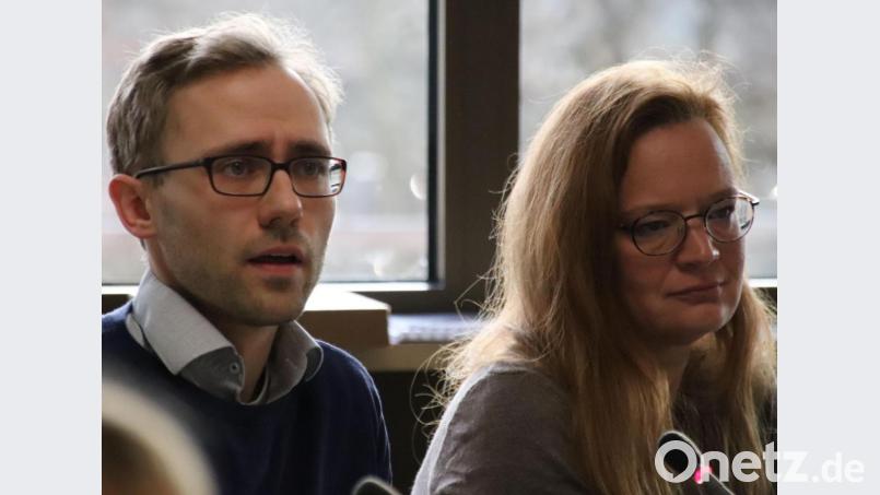 Florian Schmid (links), der Geschäftsführer der Lernenden Region Schwandorf, informierte den Jugendhilfeausschuss des Kreistags über eine Umfrage zum Thema Familienbildung. Claudia Hösamer (rechts) nahm an der Sitzung als Mitarbeiterin des Jugendamts teil. Bild: Thomas Dobler