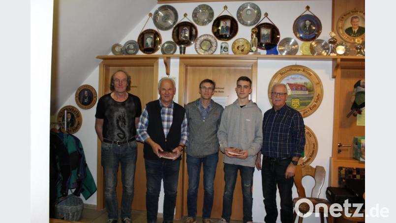 Nach der Siegerehrung (von links): Sportleiter Ernst Kölbel, Ernst Laurer, Jubilar Gerd Kölbel, Philipp Schötz und Zweiter Schützenmeister Helmut Schötz.