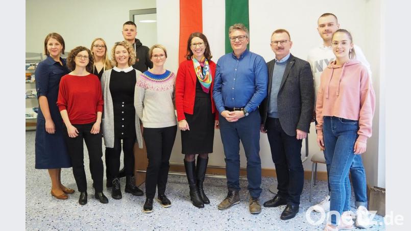 Das Organisationsteam des Tags des Interkulturellen Austauschs zusammen mit Gastprofessor
Endre Horváth und OTH-Vizepräsident Ulrich Müller ( Vierter und Dritter von rechts). Bild: Bühner