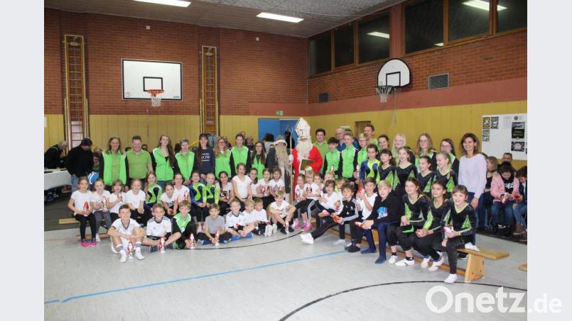 Die Teilnehmer der Vereinsmeisterschaft der TSG Ebnath stellten sich in der Schulturnhalle mit dem Nikolaus zum Erinnerungsfoto auf. Bild: soj