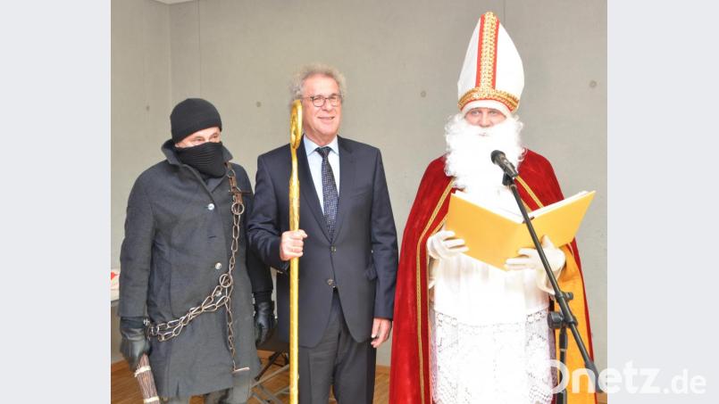 Wer am Nikolaustag als neuer Rektor in sein Amt eingeführt wird, muss damit rechnen, dass auch der Bischof Nikolaus zu einer Stippvisite vorbeischaut. Nachdem der ehemalige Schulleiter Alfons Raab nun viel Zeit in der Pension hat und ausgeruht ist, kann er den Bischofsstab halten. Auch ein Krampus war dabei. Bild: dob