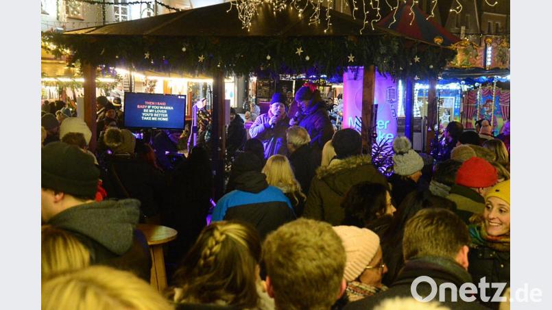 Dicht gedrängt standen die Leute vor der Musikhütte, um den Karaoke-Sängern zu lauschen. Bild: Kunz