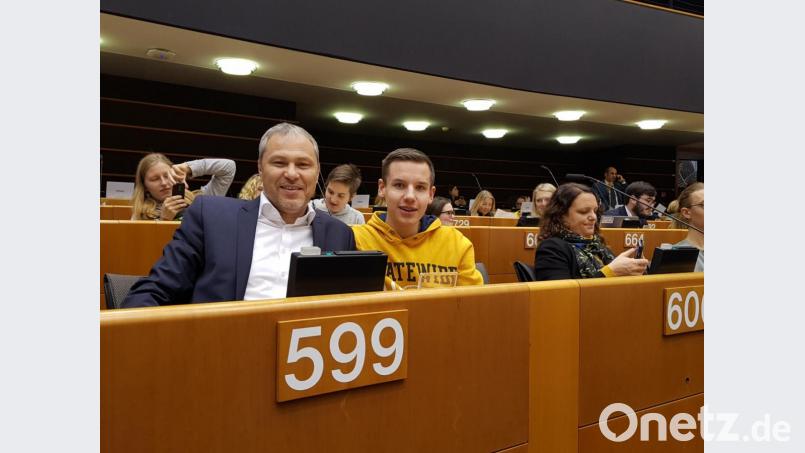 Vorsitzender Jürgen Preisinger und Vorstandsmitglied Fabian Ernstberger (von links) durften bei einer Tagung in Brüssel das Europa-Projekt des Kreisjugendrings Tirschenreuth vorstellen. Bild: Kreisjugendring Tirschenreuth/exb