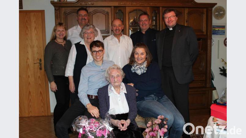 Die Jubilarin Franziska Heinzl mit Urenkel Stefan und Enkeltochter Andrea; in der zweiten Reihe von rechts Dekan Markus Flasinski, Bürgermeister Joachim Neuß, Enkel Manfred, Schwiegertochter Elvira; dahinter Enkel Norbert. Bild: cs