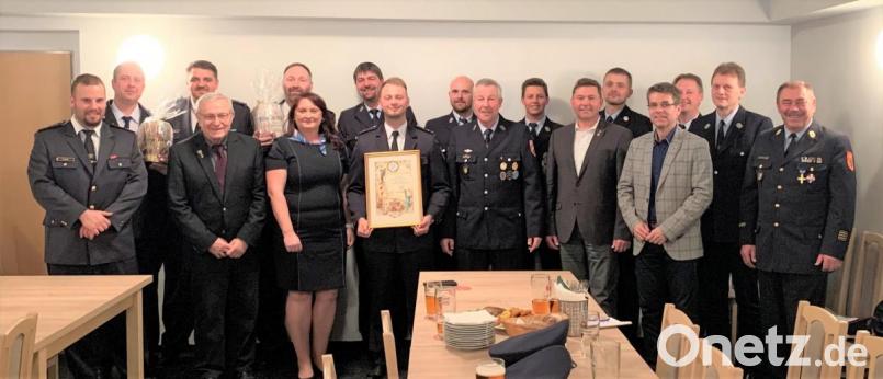 Vorsitzender Hans-Pater Wallner (Achter von rechts) überreicht dem Vorstand der Feuerwehr Bor eine Dankurkunde. Mit dabei waren unter anderem auch Bürgermeister Petr Myslivec (Bor) und sein Pleysteiner Amtskollege Rainer Rewitzer (Vierter und Sechster von rechts). Bild: tu