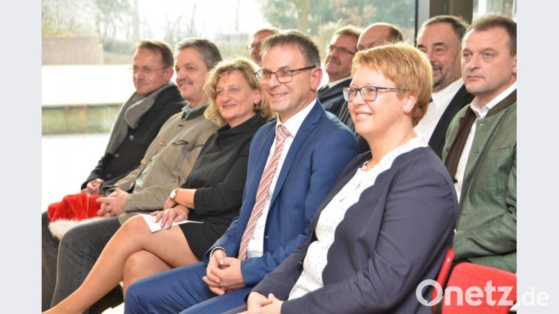 128 Tage nachdem er neuer Chef der Pfalzgraf-Friedrich-Mittelschule ist, wurde Rektor Hubert Reil aus Tännesberg (vorne neben Ehefrau Evi) von Schulrätin Margit Walter (Dritte von links) offiziell in sein Amt eingeführt. Bild: dob