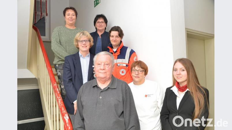 Treue Mitglieder wurden mit Urkunden und BRK-Nadeln ausgezeichnet. Elisabeth Meiller (hinten, rechts) und Eva Putzer (Zweite von rechts) sind seit 35 Jahren Mitglied in der Vohenstraußer Bereitschaft. Bei Birgit Scheuner (hinten, links) und Dr. Doris Kurzka (Mitte, links) sind es 25 Jahre. Bild: dob